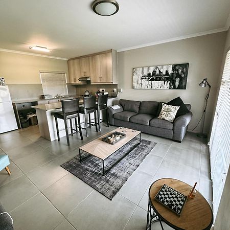 Nemesia Court Apartamento Durbanville Exterior foto