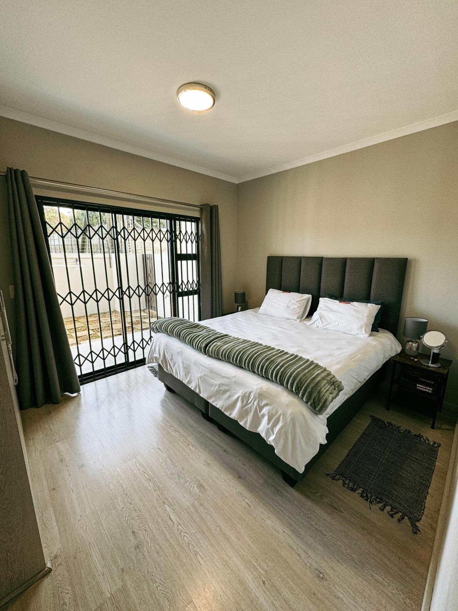 Nemesia Court Apartamento Durbanville Exterior foto